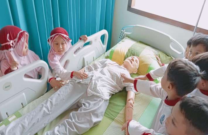 JEJAK KECIL DI DUNIA KESEHATAN: KB DAN TK ISLAM AL IRSYAD 01 CILACAP JELAJAHI MINI HOSPITAL UNAIC 