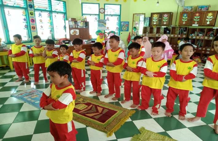 MASYAALLAH SHOLEH DAN SHOLEHAHNYA KAMI SHOLAT DHUHUR BERJAMAAH