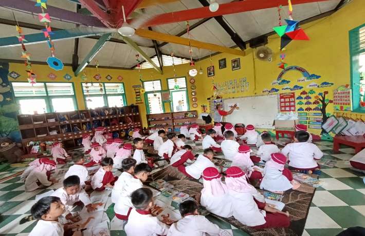 ANAK DIDIK TK ISLAM AL IRSYAD 01 ANTUSIAS IKUTI EKSTRAKURIKULER LUKIS