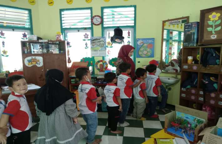 BUDAYA MENGANTRI SAAT CUCI TANGAN