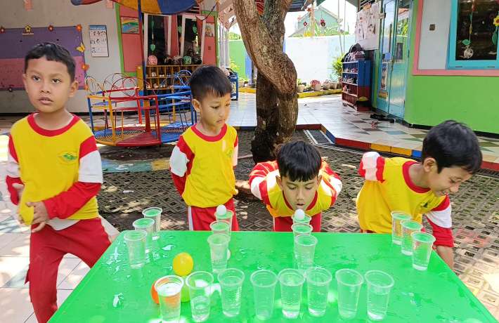LOMBA TIUP BOLA, SERUNYA BELAJAR MANFAAT UDARA DENGAN MENYENANGKAN