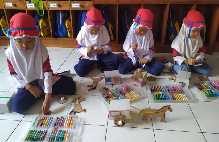 MENGENAL BUDAYA LOKAL DENGAN CIPTAKAN MINIATUR DELMAN DARI BAHAN KARDUS