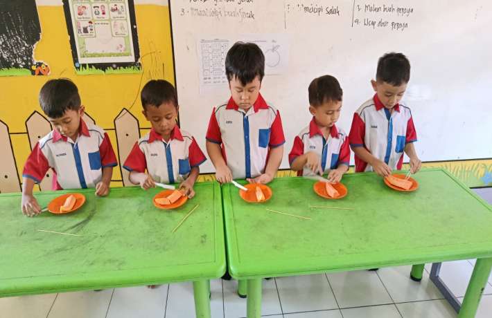 MERANGKAI WARNA DAN RASA, MEMBUAT SATE BUAH