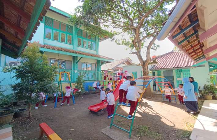 HAPPY BERMAIN DI PLAYGROUND, BERMAIN SAMBIL BERGEMBIRA