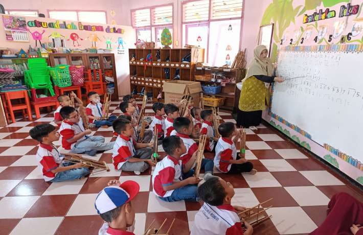 Harmoni Bambu dari Kelas B: Laskar Pelangi Menggema di Tangan-Tangan Kecil