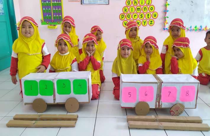 PROYEK ANAK KREATIF, MEMBUAT BENTUK KERETA API DARI BAHAN BEKAS